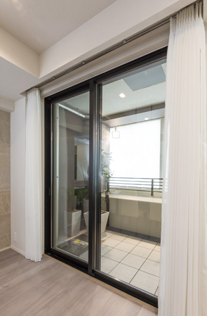 Other.  [High sash] The window facing the balcony, Komu takes a bright light, It has adopted a high sash height of about 2.2m full of sense of openness.