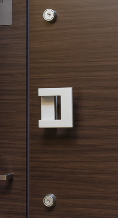 Security.  [Entrance lock double lock] The top and bottom of the front door handle, Sum the key cylinder two places installation. It has adopted a double lock to further enhance the security performance.