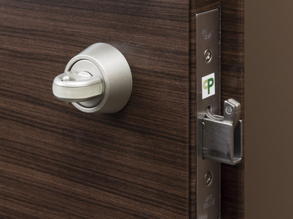 Security.  [Sickle dead bolt ・ Crime prevention thumb turn] Adopt a sickle dead bolt to play an effective role in the prevention pry open the front door. Also, It is a thumb-turn specification with a crime prevention effect on incorrect lock from the outside.