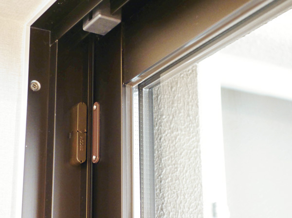 Security.  [Security sensors] Installing the magnet type of security sensors on the entrance door and the opening of all dwelling units. An alarm if a sensor senses the abnormality, Automatically Problem to security company, Guards will be available 24 hours a day.  ※ Surface lattice with window ・ FIX window ・ Except for the glass block window