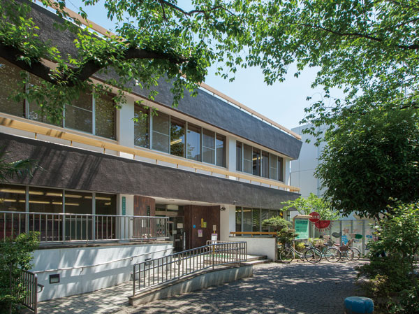 Surrounding environment. Sugamo library (about 200m, A 3-minute walk)