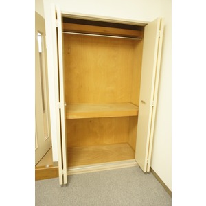 Kitchen. IH stove Yes, There Laundry Area.