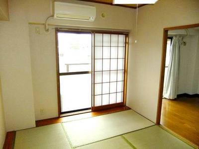 Living and room. South side of the Japanese-style room with shoji