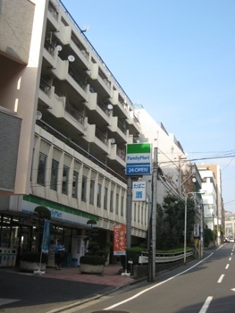 Convenience store. 50m to convenience store (convenience store)