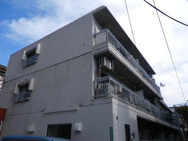 Entrance. Building appearance