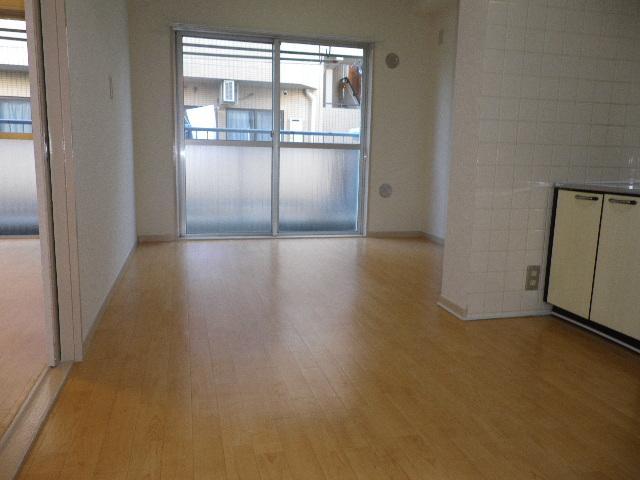 Living and room. Spacious dining 7 Pledge.