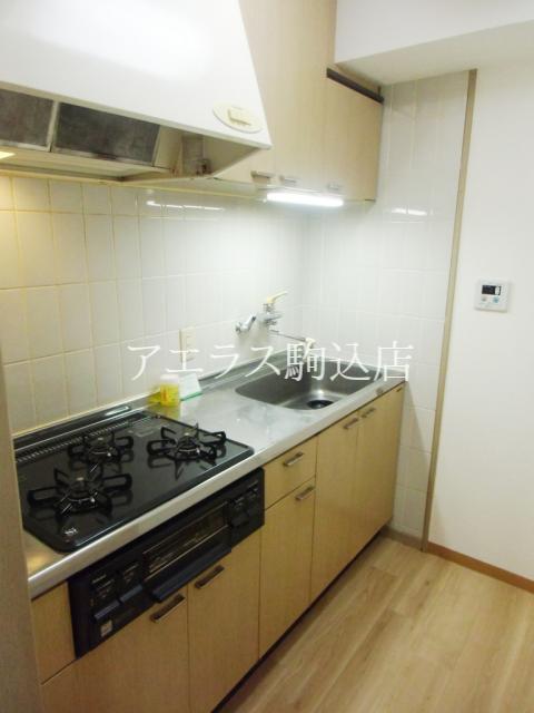 Kitchen. With 3-neck grill stove