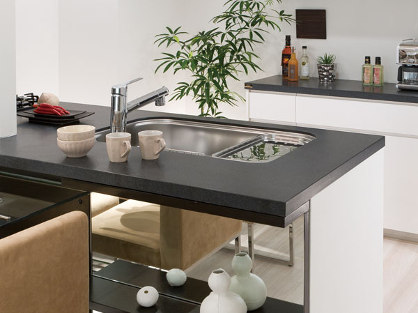 Kitchen.  [Face-to-face flat counter] Kitchen has adopted a flat face-to-face counter. Since the difference in level and there is a wide depth of up to about 900mm without, It can smoothly without lifting also temporarily placed in front of the dish to serving, You can also enjoy dishes from the face-to-face side together. By not providing the hanging cupboard, Spread is bright and airy, You can also enjoy hearthstone of the family while the housework.