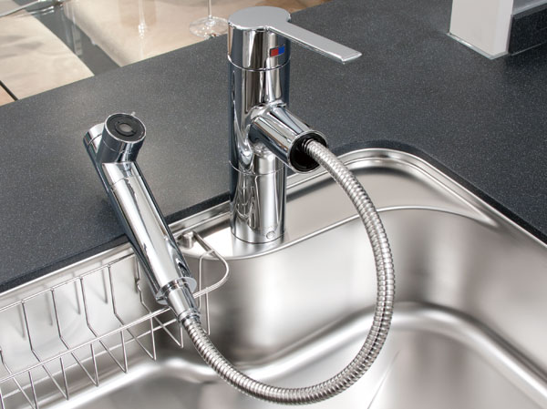 Kitchen.  [Single lever shower faucet] Water flow in the lever operation one, Installing the temperature adjustable single-lever faucet. Since the pull out the shower head, It is also useful, such as sink cleaning. Also, It has a built-in water purification cartridge.  ※ Cartridge replacement costs will be separately paid.