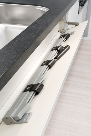 Kitchen.  [Smart pocket (With Child Lock)] To sink before the panel portion, Kitchen knife is four Maeru pocket storage. Since frequently used kitchen knife is in the easily accessible location of the hand, And taken out smoothly and Hakadori is mise en place.  ※ 70A-1, 55-C type only.