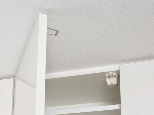 Kitchen.  [Seismic latch] The door of the kitchen of the hanging cupboard, It will open the door by the shaking of an earthquake, As storage material does not fall, Set up a seismic latch. Live We take care for the safety of the people. Secure the shelves in a more nails for shelf dropout prevention so as not to come off the shelves.