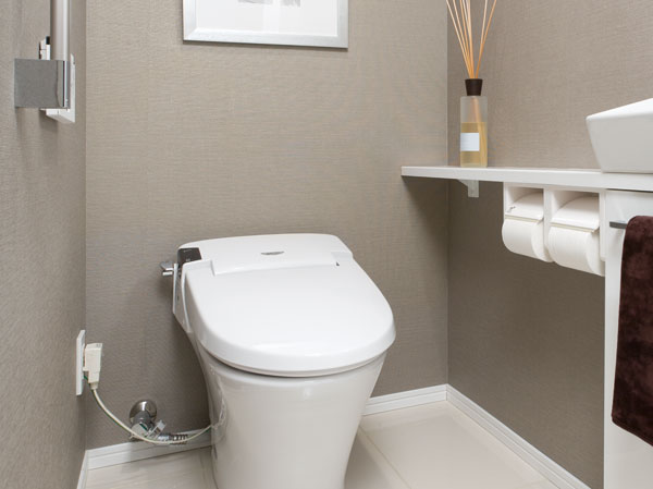 Bathing-wash room.  [Tankless toilet] Toilet, Adopted without a tank type. Since the toilet rear is space saving, To achieve a more uncluttered space. Use hot water shower comfortable, It is with advanced features that also performs automatic cleaning of the toilet in the non-touch by the seat sensor. In washing the amount of water used is small type, Water-saving is made to the reduction of CO2 emissions, Friendly specifications on the economic front.