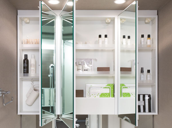 Bathing-wash room.  [Three-sided mirror with vanity (with hand lighting)] It has adopted a three-sided mirror with vanity, which also includes a three-sided mirror under mirror tailored to the child's point of view. Ensure the storage rack on the back side of the three-sided mirror. You can organize clutter, such as skin care and hair care products. Also storage rack is clean and maintain because it is clean and remove.