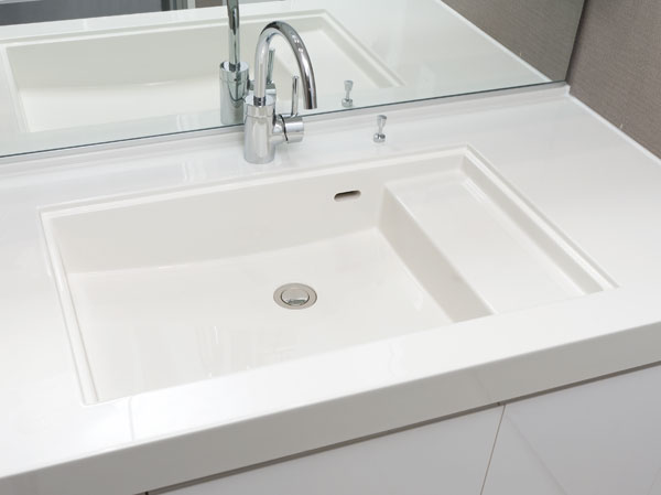 Bathing-wash room.  [Lavatory bowl] Counter and bowl in the integrally molded with no easy seam of care, Beautiful sheen of human artificial marble. A bowl of linear square form, It will produce the urban basin space.