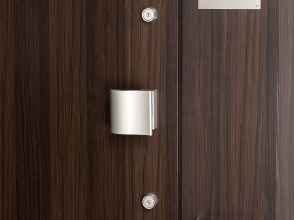 Security.  [Double Rock] Order to enhance crime prevention, Entrance door has a double lock specification that can be locked with two units at the top and bottom. Because it takes also time trying to unlock illegally, It has been with the attempted rate of crime increases.