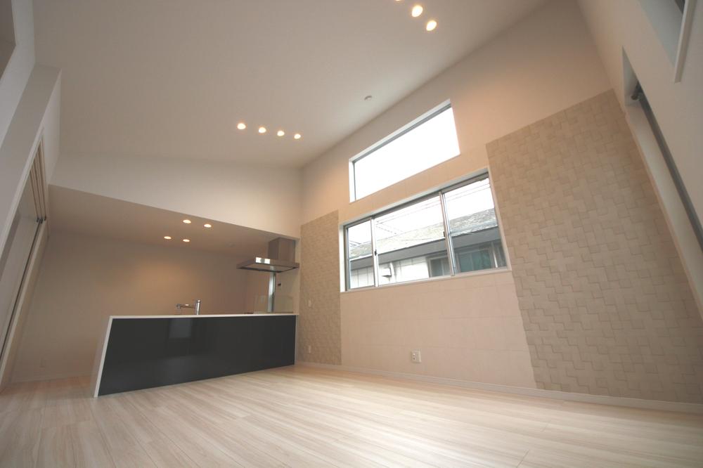 Living. Ceiling height 4.5m