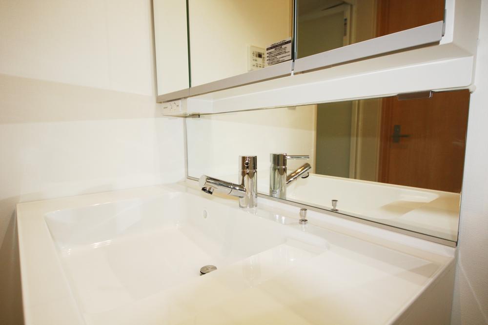 Wash basin, toilet. Image photo (dining)