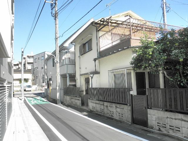 Local photos, including front road. Local (11 May 2013) Shooting