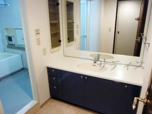 Wash basin, toilet. It is the washstand of spread
