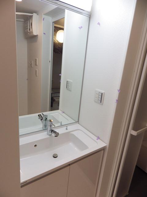 Wash basin, toilet. Wash basin