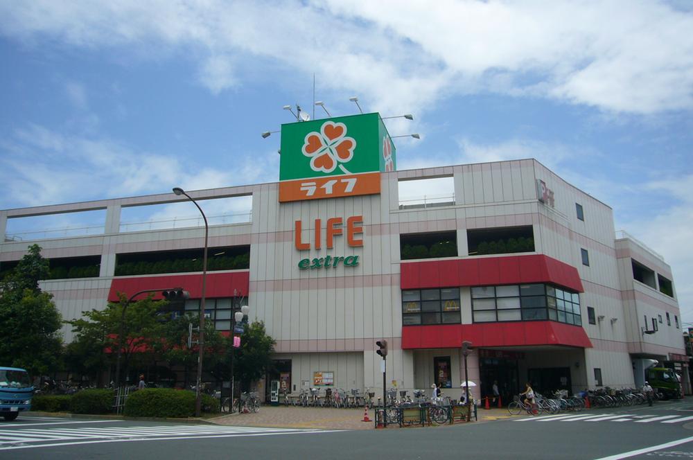 Supermarket. 800m to life