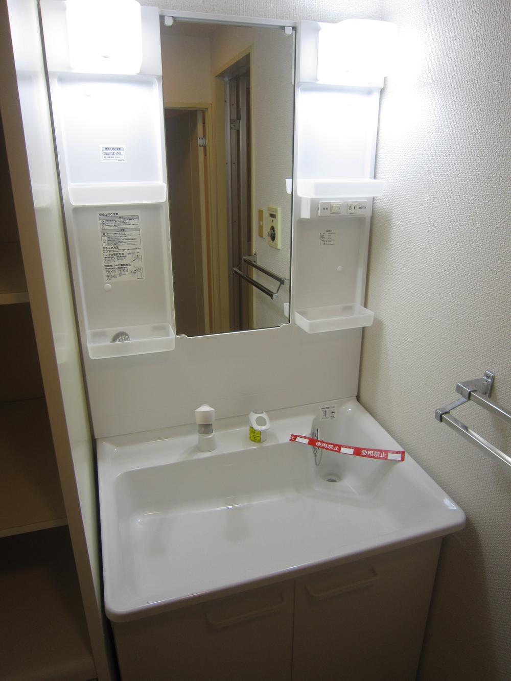 Wash basin, toilet. Wash basin (2013 November shooting)