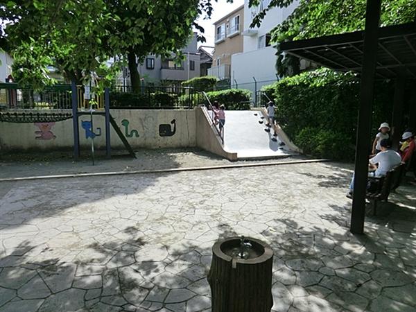 park. 107m until Zōshigaya park