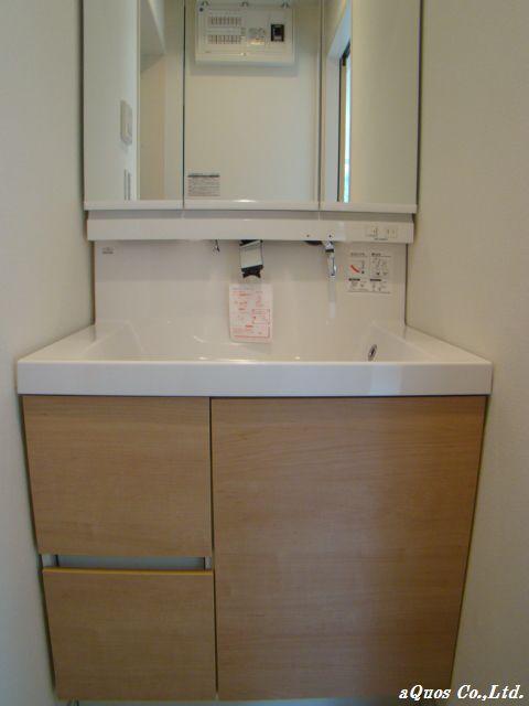 Wash basin, toilet. Indoor (11 May 2013) Shooting