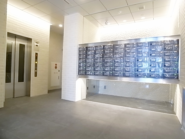 Entrance. Entrance is. Convenient with home delivery box. 