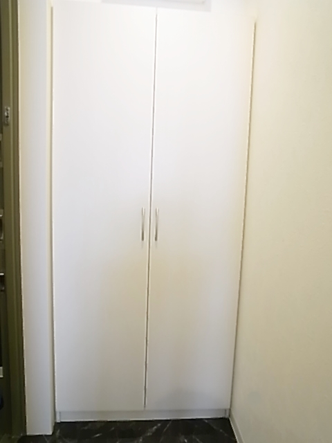 Receipt. Entrance there is a shoes closet. 