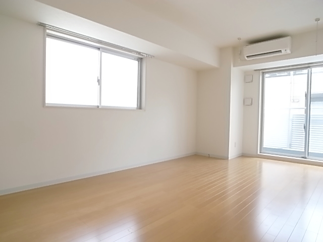 Living and room. Spacious 12 Pledge Western-style is a two-sided lighting. 