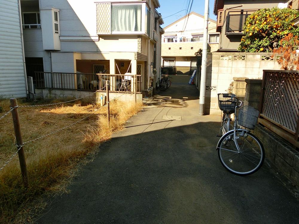 Local photos, including front road. Local (12 May 2013) Shooting