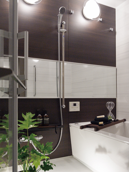 Bathing-wash room.  [BATHROOM] Hot water tension to the bathtub, Reheating, It can be automatically operated by a single switch to keep warm "Otobasu system", Possible mutual call the controller was installed in the kitchen and bathroom. Bathroom, It is possible to dry the laundry even on rainy days in the drying function, With "TES type bathroom heater dryer" of Tokyo Gas the occurrence of mold can also be suppressed by the ventilation. Tub, Adopt a "warm bath" to make it difficult cool the hot water was warm, Economic can Reheating and adding hot water savings. The floor is easy to dry well drained "Flagstone floor".