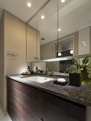 Bathing-wash room.  [POWDER ROOM] Adopt a three-sided mirror with vanity with the combined three-sided mirror under mirror for children's eyes. Ensure the storage rack on the back side of the three-sided mirror. You can organize clutter, such as skin care and hair care products. Storage rack is clean and maintain because it is clean and remove. The vanity is, Head is pulled out, Adopt a convenient single-lever faucet, for example, when you wash basin bowl. And effective use of the bottom of the vanity cabinet, Installation convenient health meter space in the storage of the weight scale.