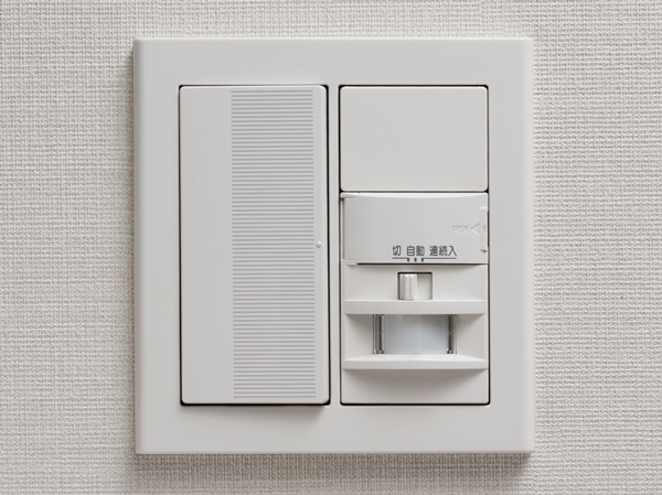 Other.  [Human sensor lighting] The entrance, And sensor detects when a person enters, Lighting is automatically turned on, It has adopted a human sensor lighting. Lighting switches in the dwelling unit is, Easy ON / It is the operation of the OFF, Adopt a large plate switch.