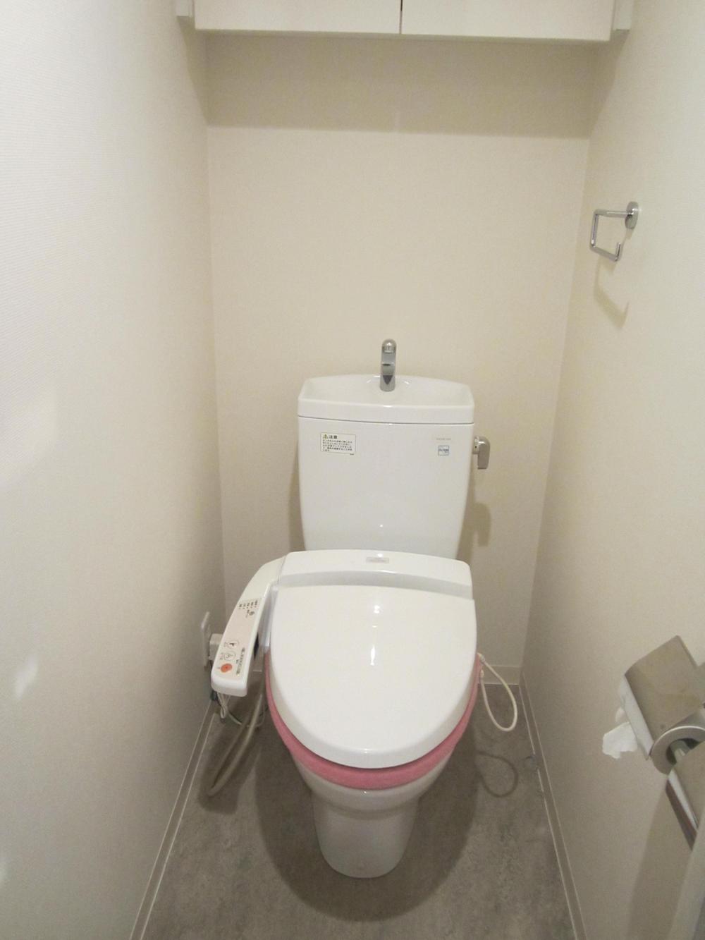 Toilet. Indoor (12 May 2013) Shooting