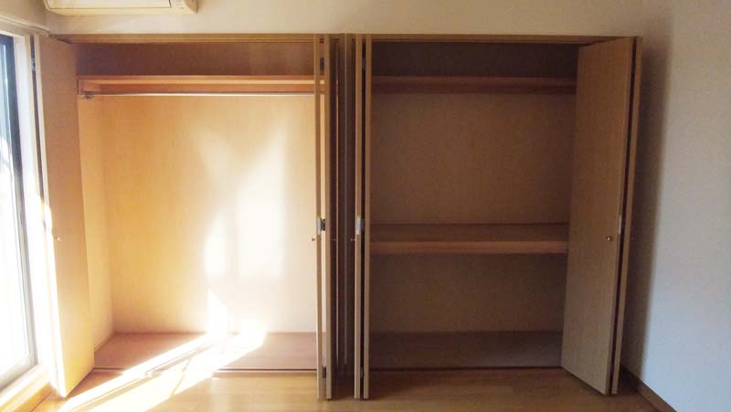 Living and room. The back of the Western-style room is wall-to-wall has become the storage. 