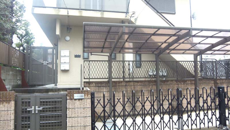 Building appearance. Peace of mind there gate is to double. It is a bright room because it up from the road