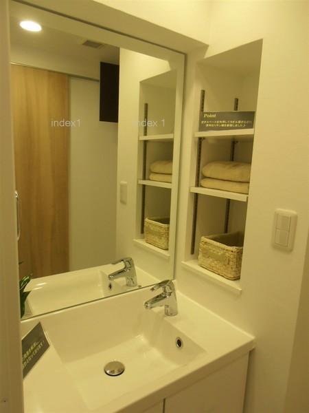 Wash basin, toilet. Large mirror is the washstand of charm