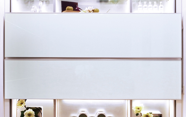 Kitchen.  [Conscious design and safety door material] On the surface material of the door, With a gloss feeling and color, such as glass has adopted a "non-flammable panel". To increase the sense of luxury, Weight and safety, Also with consideration to the durability.