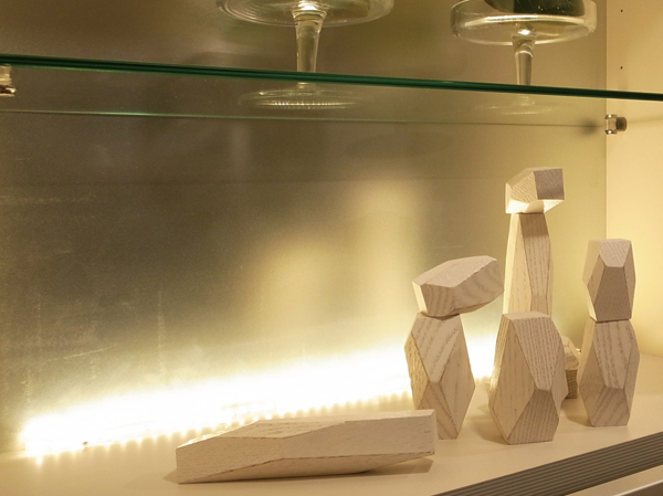 Kitchen.  [LED lighting gives off a serene light] To lighting to illuminate the cabinet is, It was adopted LED table light, such as those used in indirect lighting. Shine display flowers and ornament, Carousel exudes an image, such as a showcase.