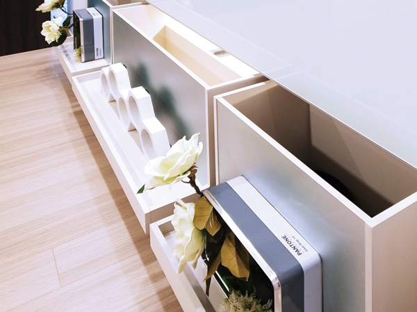 Kitchen.  [Also easy to take out things in the back, Drawer storage] The back side of the lower cabinet, It fits with clean utensils and cupboard, such as pots and pans, It has become a storage space. Since the pull-out of storage, Is also a convenient easy to remove those closed in the back.