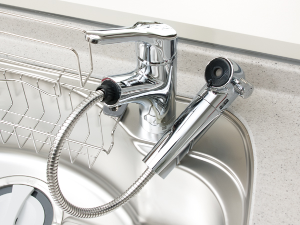 Kitchen.  [Single lever shower faucet] The amount of water in the lever operation one, Installing the temperature adjustable single-lever faucet. Since the pull out the shower head, It is also useful, such as sink cleaning. Also, It has a built-in water purification cartridge.  ※ Cartridge replacement costs will be separately paid.