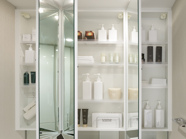 Bathing-wash room.  [Three-sided mirror with vanity (with hand lighting)] It has adopted a three-sided mirror with vanity, which also includes a three-sided mirror under mirror tailored to the child's point of view. Ensure the storage rack on the back side of the three-sided mirror. You can organize clutter, such as skin care and hair care products. Also storage rack is clean and maintain because it is clean and remove.