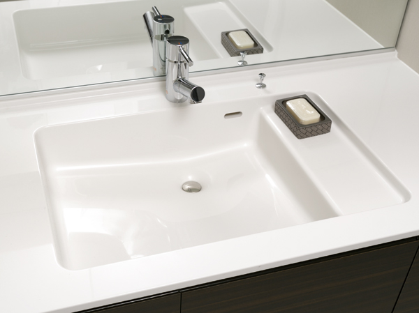 Bathing-wash room.  [Step with integrated bowl] It was provided with a space to put a like wet cups and soap in the sink bowl. Keep the counter clean, Saving you the hassle of cleaning.