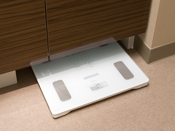 Bathing-wash room.  [Health meter space] And effective use of the bottom of the vanity cabinet, Convenient the puzzles tend scales in place to accommodate, It has established a health meter space.  ※ There is also a thing you can not be accommodated by the size of the health meter.