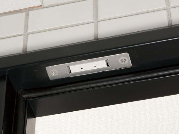 Security.  [Security sensors] Entrance door, Window facing the roof balcony of the dwelling unit with a roof balcony, Set up a crime prevention sensor for some windows of some dwelling unit. When the opening crime prevention sensor is installed is opened while security set, Sensor reacts, Place a abnormal signal to the security company sounds an alarm at the dwelling units within the intercom master unit and the Genkanshi machine.