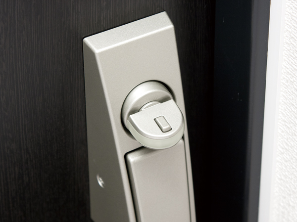Security.  [Crime prevention thumb turn] Tool was adopted switched security thumb that corresponds to the incorrect tablet would turn the thumb placed on the inside of the door (the top one place).