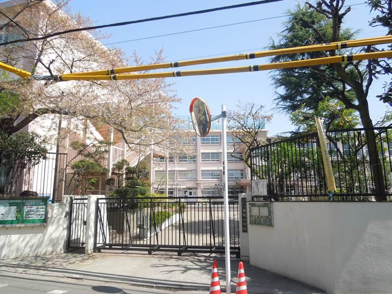 Primary school. Sugamo to elementary school 65m