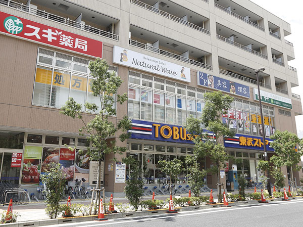 Surrounding environment. Not large-scale commercial facilities only, Familiar super support the daily life. "Tobu Department Store" and "luminescence", "Seibu Department Store" large-scale commercial facilities gather shopping town such as "Ikebukuro" is also living area. Super "Tobu Store Co., Ltd." and "Daimarupikokku" is close at hand. Also, Queens Isetan Mejiro store (tentative name) is scheduled to open in September 2014 (about 700m / On foot 9 minutes), Conveniently further every day of shopping. (Tobu Store Co., Ltd. / About 190m ・ A 3-minute walk)